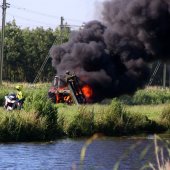 Brandweerwagen bijna te water bij blussen van tractorbrand Leidsevaart Lisse (Video update)